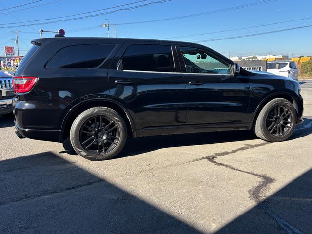 ダッジ・デュランゴ ＲＴ　新車並行　アップルカープレイ　サンルーフ　コンビレザーシート　電動格納ミラー　ＣＯＲＳＡマフラー　アメリカンレーシング２０インチホイール　シートヒーター　パワーバックドア　地デジＴＶ（8枚目）