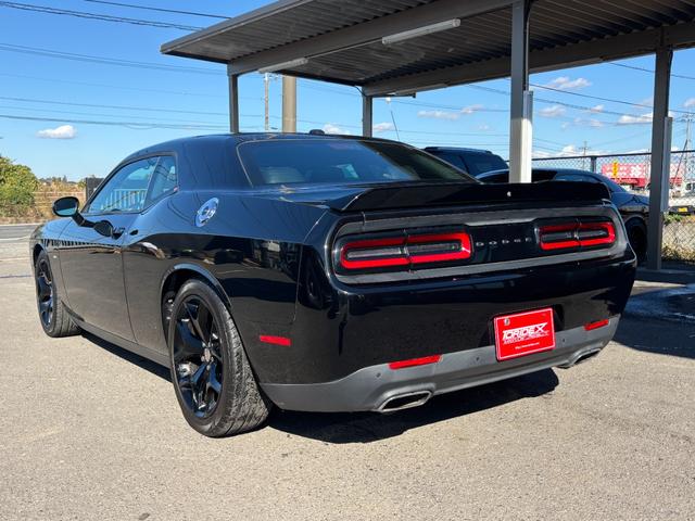 ダッジ・チャレンジャー ＳＸＴ　アイバッハダウンサス　カスタムレザー　カロッツェリアナビ　地デジＴＶ　クルーズコントロール　プッシュスタート　ＥＴＣ　純正２０インチホイール　ボンネットデカール（5枚目）