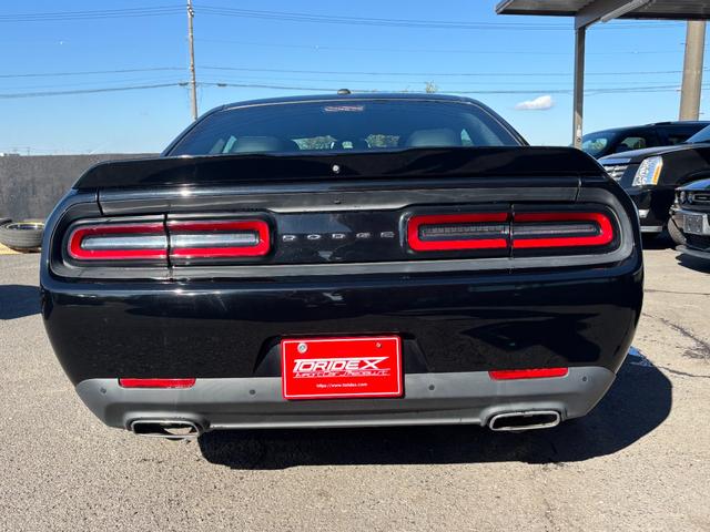 ダッジ・チャレンジャー ＳＸＴ　アイバッハダウンサス　カスタムレザー　カロッツェリアナビ　地デジＴＶ　クルーズコントロール　プッシュスタート　ＥＴＣ　純正２０インチホイール　ボンネットデカール（6枚目）