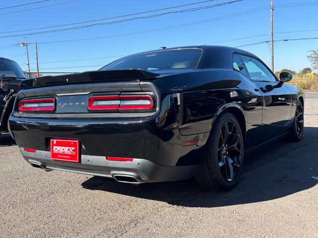 ダッジ・チャレンジャー ＳＸＴ　アイバッハダウンサス　カスタムレザー　カロッツェリアナビ　地デジＴＶ　クルーズコントロール　プッシュスタート　ＥＴＣ　純正２０インチホイール　ボンネットデカール（7枚目）