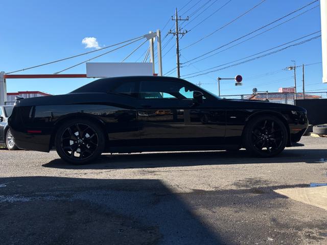 ダッジ・チャレンジャー ＳＸＴ　アイバッハダウンサス　カスタムレザー　カロッツェリアナビ　地デジＴＶ　クルーズコントロール　プッシュスタート　ＥＴＣ　純正２０インチホイール　ボンネットデカール（8枚目）