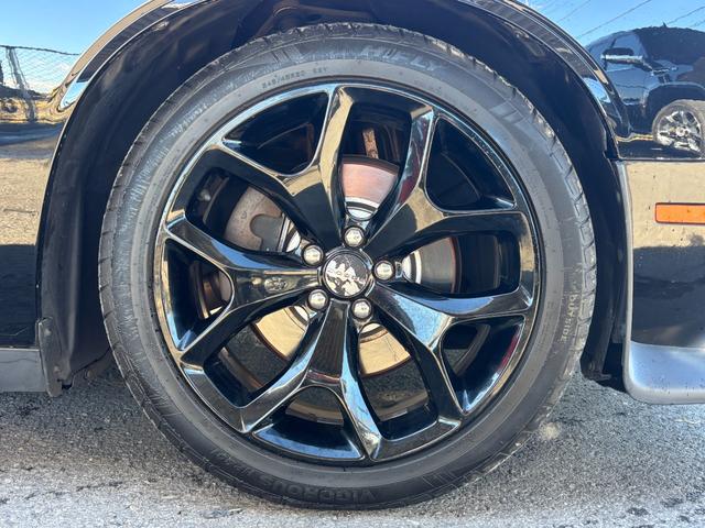 ダッジ・チャレンジャー ＳＸＴ　アイバッハダウンサス　カスタムレザー　カロッツェリアナビ　地デジＴＶ　クルーズコントロール　プッシュスタート　ＥＴＣ　純正２０インチホイール　ボンネットデカール（11枚目）