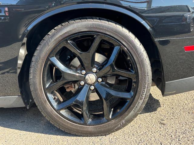 ダッジ・チャレンジャー ＳＸＴ　アイバッハダウンサス　カスタムレザー　カロッツェリアナビ　地デジＴＶ　クルーズコントロール　プッシュスタート　ＥＴＣ　純正２０インチホイール　ボンネットデカール（13枚目）