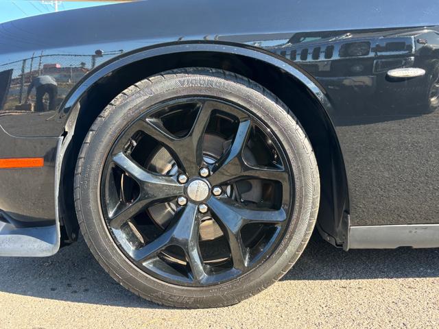 ダッジ・チャレンジャー ＳＸＴ　アイバッハダウンサス　カスタムレザー　カロッツェリアナビ　地デジＴＶ　クルーズコントロール　プッシュスタート　ＥＴＣ　純正２０インチホイール　ボンネットデカール（14枚目）