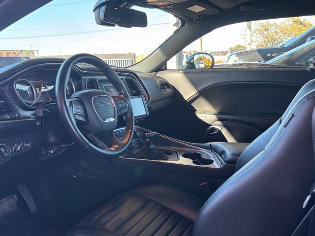 ダッジ・チャレンジャー ＳＸＴ　アイバッハダウンサス　カスタムレザー　カロッツェリアナビ　地デジＴＶ　クルーズコントロール　プッシュスタート　ＥＴＣ　純正２０インチホイール　ボンネットデカール（16枚目）