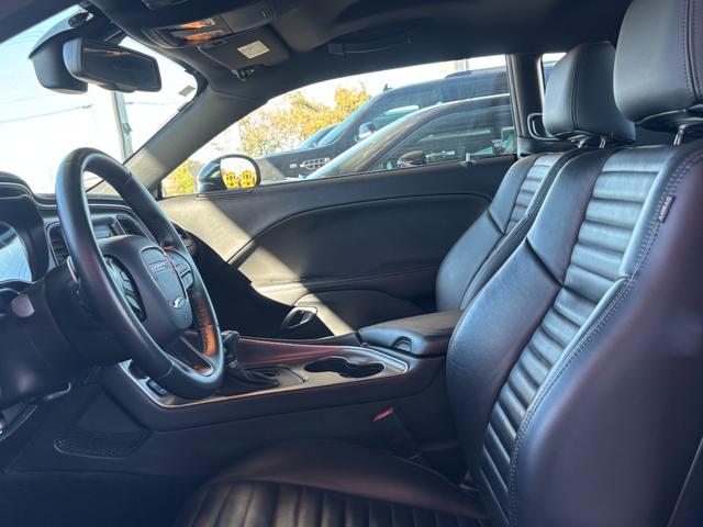 ダッジ・チャレンジャー ＳＸＴ　アイバッハダウンサス　カスタムレザー　カロッツェリアナビ　地デジＴＶ　クルーズコントロール　プッシュスタート　ＥＴＣ　純正２０インチホイール　ボンネットデカール（17枚目）