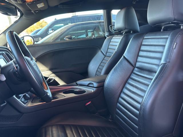 ダッジ・チャレンジャー ＳＸＴ　アイバッハダウンサス　カスタムレザー　カロッツェリアナビ　地デジＴＶ　クルーズコントロール　プッシュスタート　ＥＴＣ　純正２０インチホイール　ボンネットデカール（18枚目）