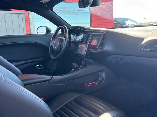 ダッジ・チャレンジャー ＳＸＴ　アイバッハダウンサス　カスタムレザー　カロッツェリアナビ　地デジＴＶ　クルーズコントロール　プッシュスタート　ＥＴＣ　純正２０インチホイール　ボンネットデカール（22枚目）