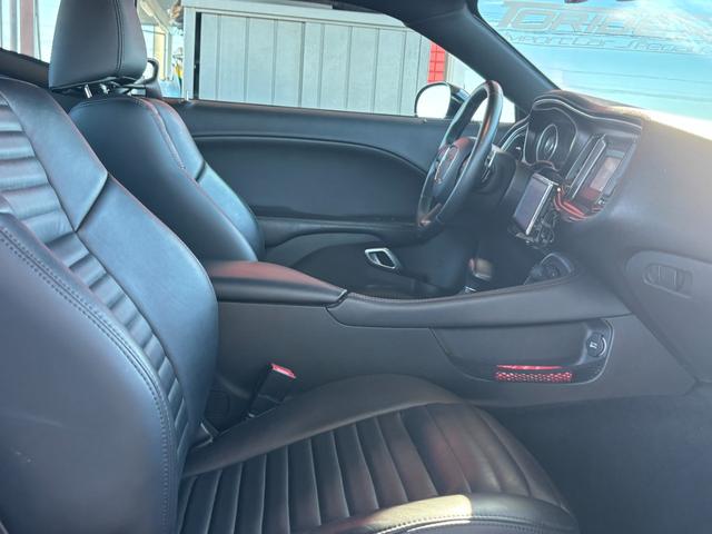 ダッジ・チャレンジャー ＳＸＴ　アイバッハダウンサス　カスタムレザー　カロッツェリアナビ　地デジＴＶ　クルーズコントロール　プッシュスタート　ＥＴＣ　純正２０インチホイール　ボンネットデカール（23枚目）