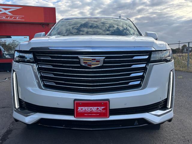 キャデラックエスカレード プラチナム　ウィスパーベージュインテリア　ＡＫＧサウンドシステム　パノラマサンルーフ　パワーランニングボード　２２インチ純正ホイールシートヒータ＆ベンチレーション　クーラーボックスアダプティブクルーズコントロール（2枚目）