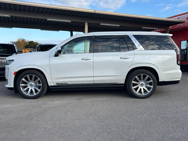 キャデラックエスカレード プラチナム　ウィスパーベージュインテリア　ＡＫＧサウンドシステム　パノラマサンルーフ　パワーランニングボード　２２インチ純正ホイールシートヒータ＆ベンチレーション　クーラーボックスアダプティブクルーズコントロール（4枚目）