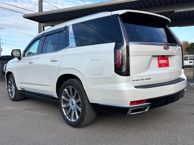 キャデラックエスカレード プラチナム　ウィスパーベージュインテリア　ＡＫＧサウンドシステム　パノラマサンルーフ　パワーランニングボード　２２インチ純正ホイールシートヒータ＆ベンチレーション　クーラーボックスアダプティブクルーズコントロール（5枚目）