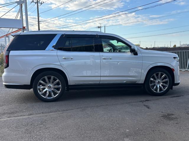 キャデラックエスカレード プラチナム　ウィスパーベージュインテリア　ＡＫＧサウンドシステム　パノラマサンルーフ　パワーランニングボード　２２インチ純正ホイールシートヒータ＆ベンチレーション　クーラーボックスアダプティブクルーズコントロール（8枚目）