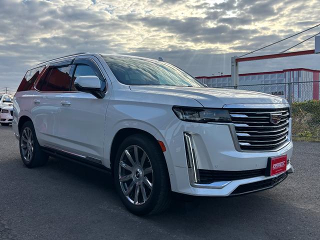 キャデラックエスカレード プラチナム　ウィスパーベージュインテリア　ＡＫＧサウンドシステム　パノラマサンルーフ　パワーランニングボード　２２インチ純正ホイールシートヒータ＆ベンチレーション　クーラーボックスアダプティブクルーズコントロール（9枚目）