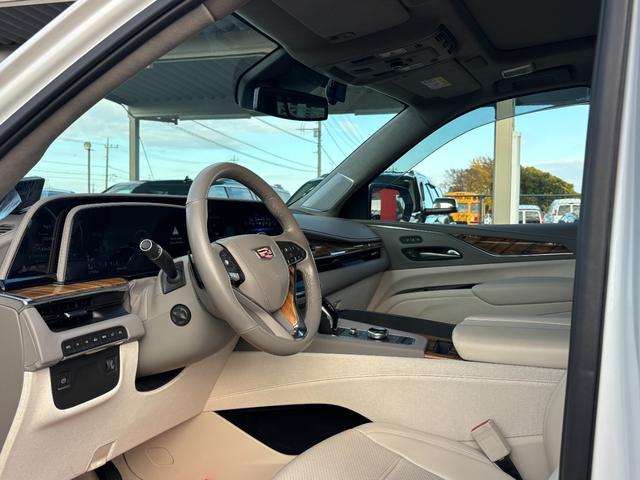キャデラックエスカレード プラチナム　ウィスパーベージュインテリア　ＡＫＧサウンドシステム　パノラマサンルーフ　パワーランニングボード　２２インチ純正ホイールシートヒータ＆ベンチレーション　クーラーボックスアダプティブクルーズコントロール（15枚目）