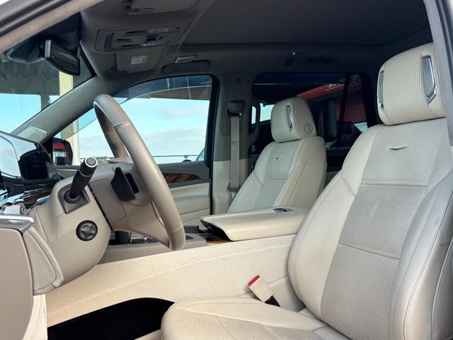 キャデラックエスカレード プラチナム　ウィスパーベージュインテリア　ＡＫＧサウンドシステム　パノラマサンルーフ　パワーランニングボード　２２インチ純正ホイールシートヒータ＆ベンチレーション　クーラーボックスアダプティブクルーズコントロール（17枚目）