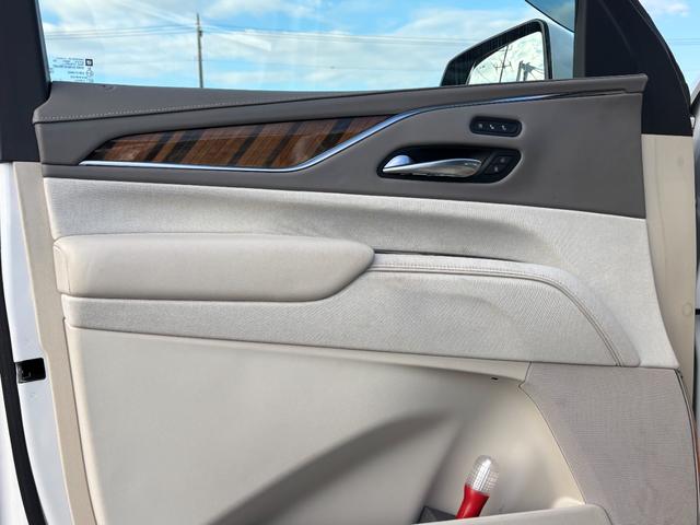 キャデラックエスカレード プラチナム　ウィスパーベージュインテリア　ＡＫＧサウンドシステム　パノラマサンルーフ　パワーランニングボード　２２インチ純正ホイールシートヒータ＆ベンチレーション　クーラーボックスアダプティブクルーズコントロール（18枚目）