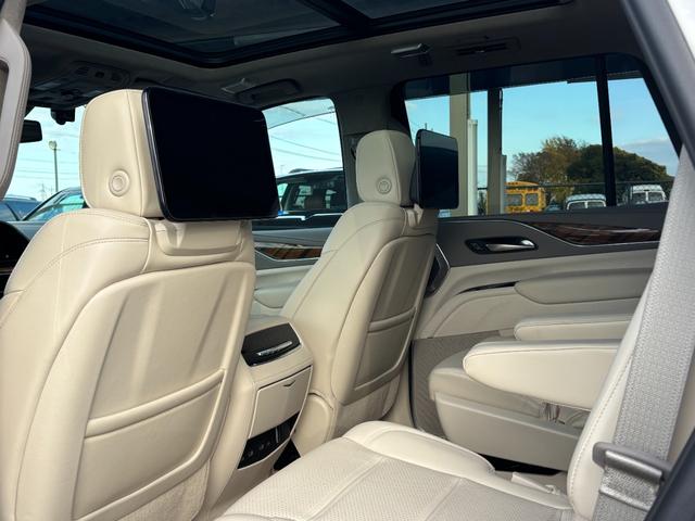 キャデラックエスカレード プラチナム　ウィスパーベージュインテリア　ＡＫＧサウンドシステム　パノラマサンルーフ　パワーランニングボード　２２インチ純正ホイールシートヒータ＆ベンチレーション　クーラーボックスアダプティブクルーズコントロール（19枚目）