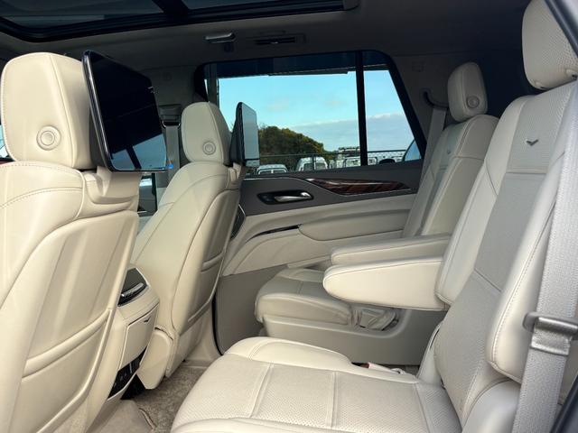 キャデラックエスカレード プラチナム　ウィスパーベージュインテリア　ＡＫＧサウンドシステム　パノラマサンルーフ　パワーランニングボード　２２インチ純正ホイールシートヒータ＆ベンチレーション　クーラーボックスアダプティブクルーズコントロール（20枚目）