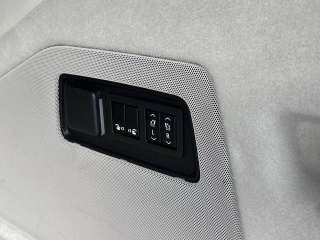 キャデラックエスカレード プラチナム　ウィスパーベージュインテリア　ＡＫＧサウンドシステム　パノラマサンルーフ　パワーランニングボード　２２インチ純正ホイールシートヒータ＆ベンチレーション　クーラーボックスアダプティブクルーズコントロール（26枚目）