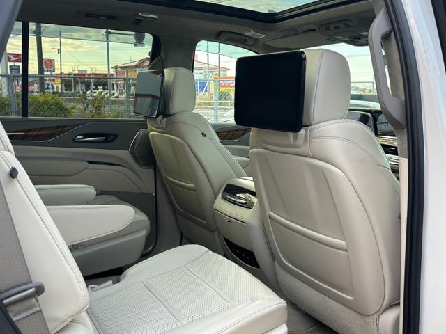 キャデラックエスカレード プラチナム　ウィスパーベージュインテリア　ＡＫＧサウンドシステム　パノラマサンルーフ　パワーランニングボード　２２インチ純正ホイールシートヒータ＆ベンチレーション　クーラーボックスアダプティブクルーズコントロール（28枚目）