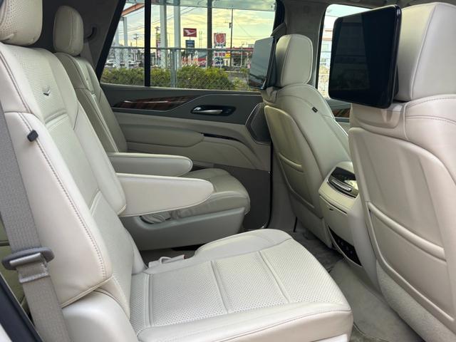 キャデラックエスカレード プラチナム　ウィスパーベージュインテリア　ＡＫＧサウンドシステム　パノラマサンルーフ　パワーランニングボード　２２インチ純正ホイールシートヒータ＆ベンチレーション　クーラーボックスアダプティブクルーズコントロール（29枚目）