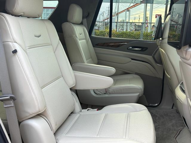 キャデラックエスカレード プラチナム　ウィスパーベージュインテリア　ＡＫＧサウンドシステム　パノラマサンルーフ　パワーランニングボード　２２インチ純正ホイールシートヒータ＆ベンチレーション　クーラーボックスアダプティブクルーズコントロール（30枚目）