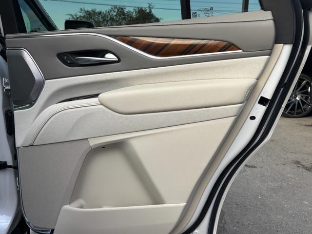 キャデラックエスカレード プラチナム　ウィスパーベージュインテリア　ＡＫＧサウンドシステム　パノラマサンルーフ　パワーランニングボード　２２インチ純正ホイールシートヒータ＆ベンチレーション　クーラーボックスアダプティブクルーズコントロール（31枚目）