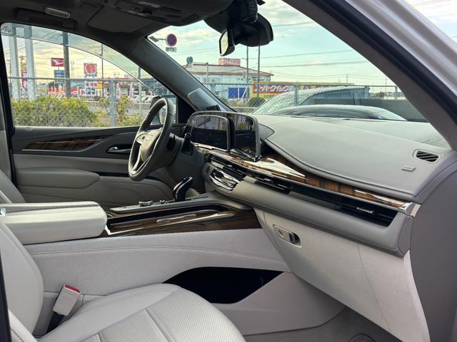 キャデラックエスカレード プラチナム　ウィスパーベージュインテリア　ＡＫＧサウンドシステム　パノラマサンルーフ　パワーランニングボード　２２インチ純正ホイールシートヒータ＆ベンチレーション　クーラーボックスアダプティブクルーズコントロール（32枚目）