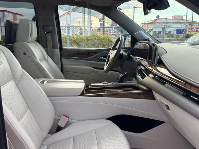 キャデラックエスカレード プラチナム　ウィスパーベージュインテリア　ＡＫＧサウンドシステム　パノラマサンルーフ　パワーランニングボード　２２インチ純正ホイールシートヒータ＆ベンチレーション　クーラーボックスアダプティブクルーズコントロール（33枚目）