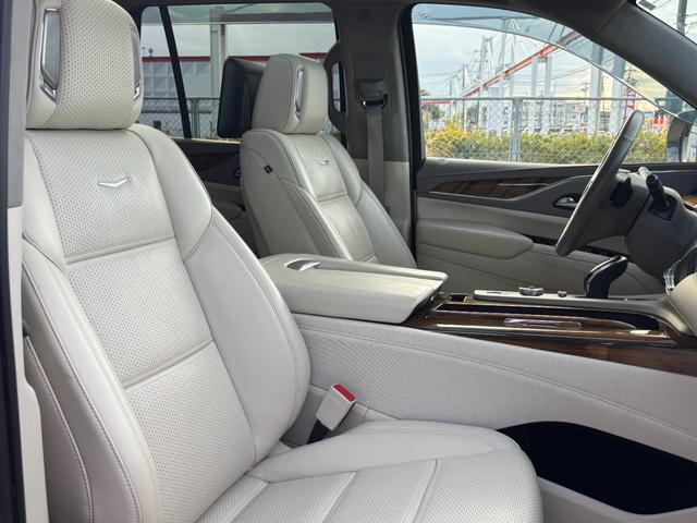 キャデラックエスカレード プラチナム　ウィスパーベージュインテリア　ＡＫＧサウンドシステム　パノラマサンルーフ　パワーランニングボード　２２インチ純正ホイールシートヒータ＆ベンチレーション　クーラーボックスアダプティブクルーズコントロール（34枚目）