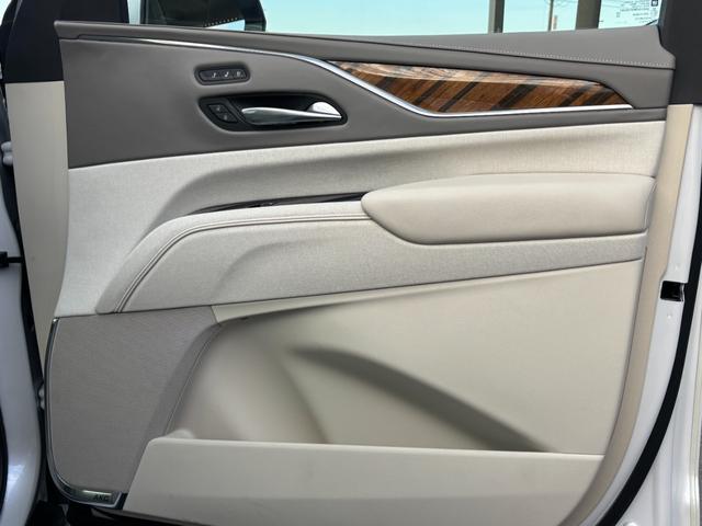 キャデラックエスカレード プラチナム　ウィスパーベージュインテリア　ＡＫＧサウンドシステム　パノラマサンルーフ　パワーランニングボード　２２インチ純正ホイールシートヒータ＆ベンチレーション　クーラーボックスアダプティブクルーズコントロール（35枚目）