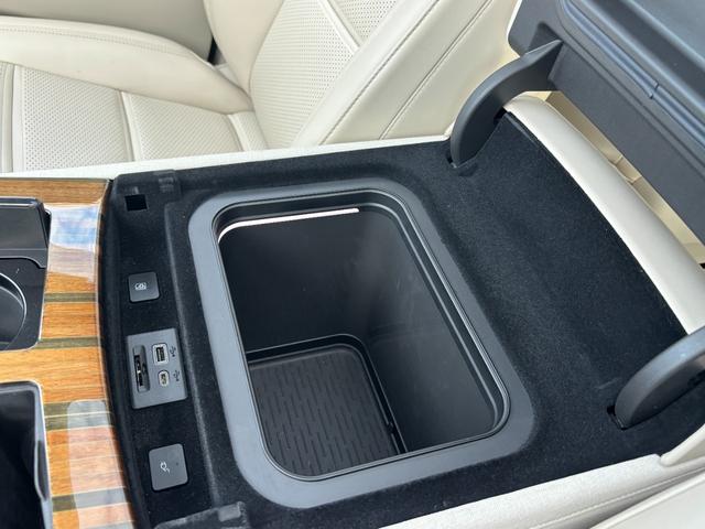 キャデラックエスカレード プラチナム　ウィスパーベージュインテリア　ＡＫＧサウンドシステム　パノラマサンルーフ　パワーランニングボード　２２インチ純正ホイールシートヒータ＆ベンチレーション　クーラーボックスアダプティブクルーズコントロール（41枚目）