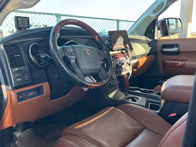 セコイア プラチナム　新車並行　ＪＢＬサウンド　プッシュスタート　ブラウンレザーシート　フローティングナビ　サンルーフ　シートヒータ＆ベンチレーション　トヨタセーフティセンス　アダクティブクルーズコントロール（15枚目）