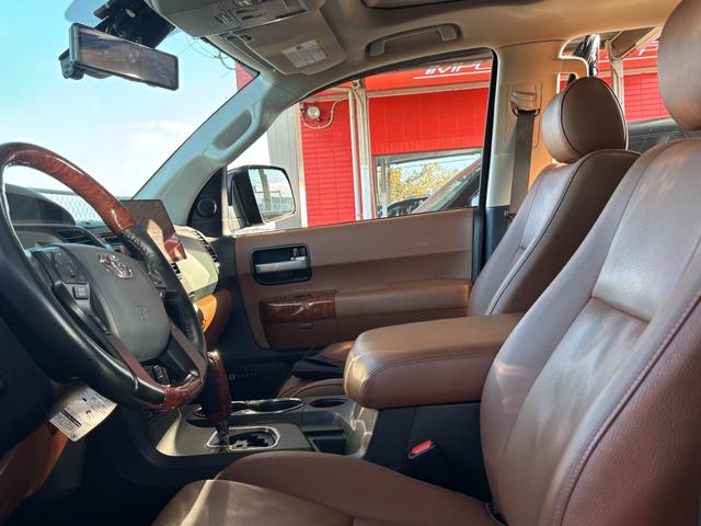 セコイア プラチナム　新車並行　ＪＢＬサウンド　プッシュスタート　ブラウンレザーシート　フローティングナビ　サンルーフ　シートヒータ＆ベンチレーション　トヨタセーフティセンス　アダクティブクルーズコントロール（16枚目）