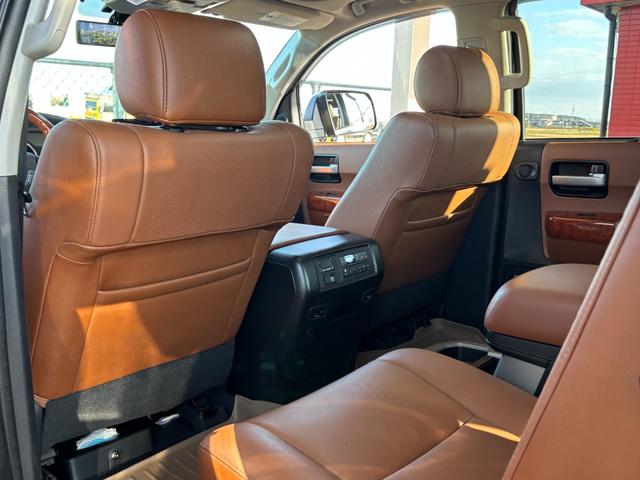 セコイア プラチナム　新車並行　ＪＢＬサウンド　プッシュスタート　ブラウンレザーシート　フローティングナビ　サンルーフ　シートヒータ＆ベンチレーション　トヨタセーフティセンス　アダクティブクルーズコントロール（19枚目）