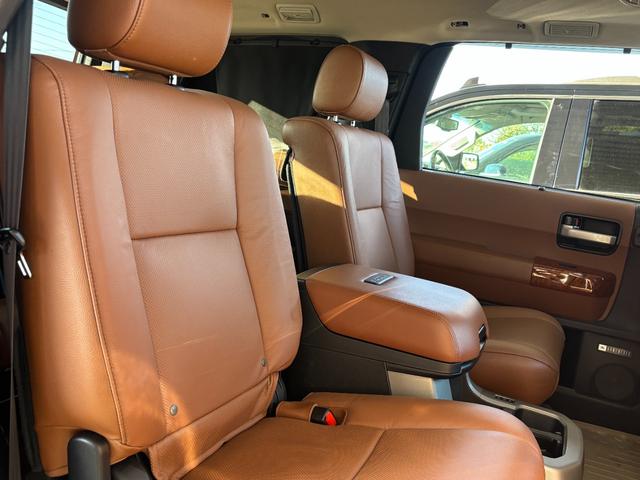 セコイア プラチナム　新車並行　ＪＢＬサウンド　プッシュスタート　ブラウンレザーシート　フローティングナビ　サンルーフ　シートヒータ＆ベンチレーション　トヨタセーフティセンス　アダクティブクルーズコントロール（28枚目）