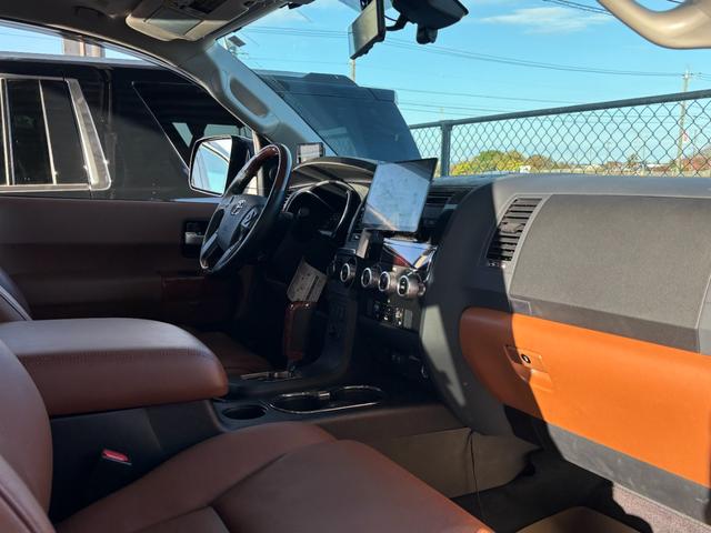 セコイア プラチナム　新車並行　ＪＢＬサウンド　プッシュスタート　ブラウンレザーシート　フローティングナビ　サンルーフ　シートヒータ＆ベンチレーション　トヨタセーフティセンス　アダクティブクルーズコントロール（29枚目）