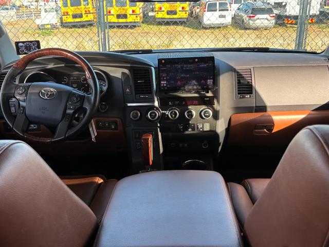 セコイア プラチナム　新車並行　ＪＢＬサウンド　プッシュスタート　ブラウンレザーシート　フローティングナビ　サンルーフ　シートヒータ＆ベンチレーション　トヨタセーフティセンス　アダクティブクルーズコントロール（32枚目）