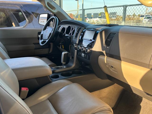 セコイア リミテッド　サンルーフ　ベージュレザーシート　ＪＢＬサウンド　カロッツェリアナビ　地デジＴＶ　電動格納サードシート　パワーバックドア　クルーズコントロール　クリアランスソナー　シートヒーター（32枚目）