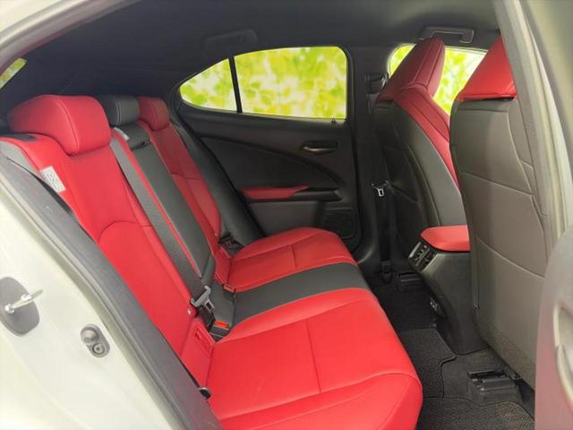 UX 4WD UX250h Fスポーツ 新品タイヤ/純正エアロ/保証書/純正 SDナビ/衝突安全装置/シートヒーター/パノラミックビューモニター/車線逸脱防止支援システム/シート 合皮/パーキングアシスト バックガイド 衝突被害軽減システム(5枚目)