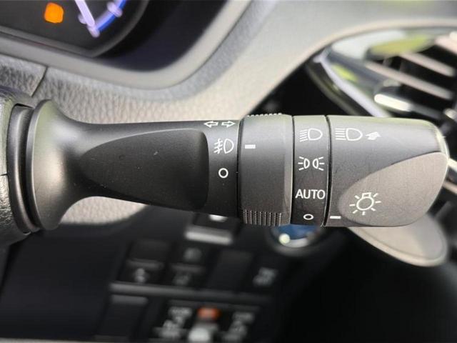 ヴォクシー ハイブリッドZSキラメキ2 新品タイヤ/保証書/純正 10インチ SDナビ/フリップダウンモニター 純正 12.1インチ/トヨタセーフティセンス/両側電動スライドドア/シートヒーター 前席/車線逸脱防止支援システム バックカメラ(16枚目)