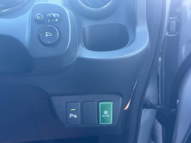 フィットハイブリッド スマートセレクション　電動ミラー　スマートキー　オートクルーズコントロール　ＥＴＣ　キーフリー　オートエアコン　ＡＢＳ　パワーウィンドウ　パワーステアリング　運転席エアバッグ　ＷエアＢ（10枚目）