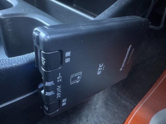 フィットハイブリッド スマートセレクション　電動ミラー　スマートキー　オートクルーズコントロール　ＥＴＣ　キーフリー　オートエアコン　ＡＢＳ　パワーウィンドウ　パワーステアリング　運転席エアバッグ　ＷエアＢ（11枚目）