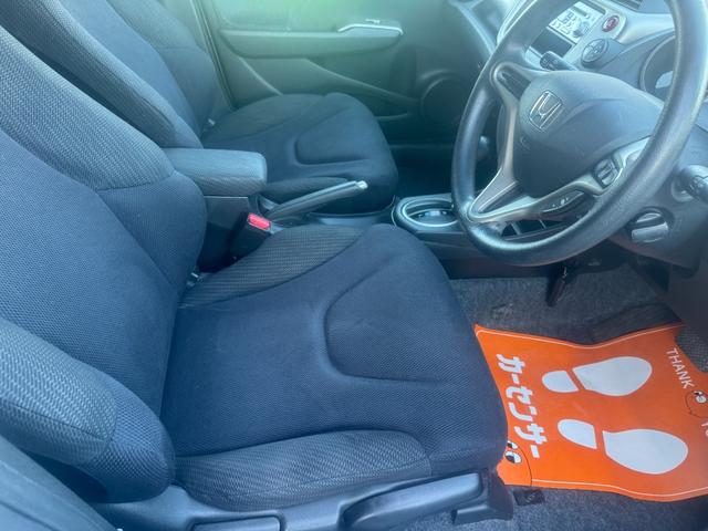 フィットハイブリッド スマートセレクション　電動ミラー　スマートキー　オートクルーズコントロール　ＥＴＣ　キーフリー　オートエアコン　ＡＢＳ　パワーウィンドウ　パワーステアリング　運転席エアバッグ　ＷエアＢ（12枚目）