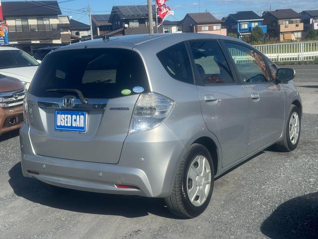 フィットハイブリッド スマートセレクション　電動ミラー　スマートキー　オートクルーズコントロール　ＥＴＣ　キーフリー　オートエアコン　ＡＢＳ　パワーウィンドウ　パワーステアリング　運転席エアバッグ　ＷエアＢ（16枚目）