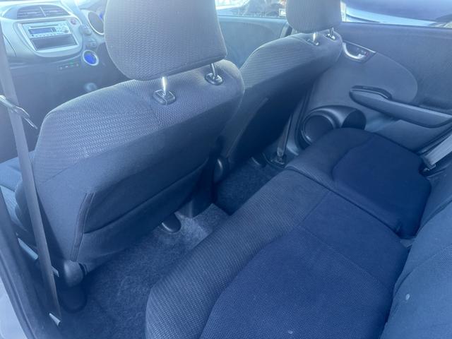 フィットハイブリッド スマートセレクション　電動ミラー　スマートキー　オートクルーズコントロール　ＥＴＣ　キーフリー　オートエアコン　ＡＢＳ　パワーウィンドウ　パワーステアリング　運転席エアバッグ　ＷエアＢ（22枚目）