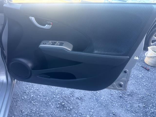 フィットハイブリッド スマートセレクション　電動ミラー　スマートキー　オートクルーズコントロール　ＥＴＣ　キーフリー　オートエアコン　ＡＢＳ　パワーウィンドウ　パワーステアリング　運転席エアバッグ　ＷエアＢ（25枚目）