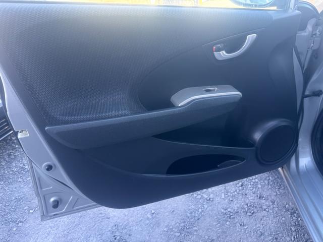 フィットハイブリッド スマートセレクション　電動ミラー　スマートキー　オートクルーズコントロール　ＥＴＣ　キーフリー　オートエアコン　ＡＢＳ　パワーウィンドウ　パワーステアリング　運転席エアバッグ　ＷエアＢ（26枚目）