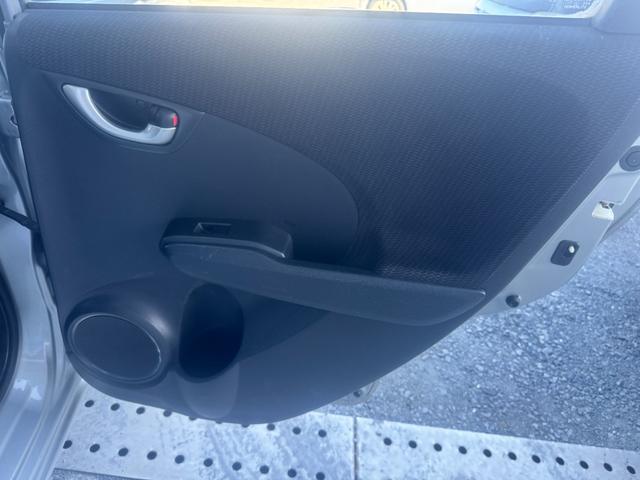 フィットハイブリッド スマートセレクション　電動ミラー　スマートキー　オートクルーズコントロール　ＥＴＣ　キーフリー　オートエアコン　ＡＢＳ　パワーウィンドウ　パワーステアリング　運転席エアバッグ　ＷエアＢ（28枚目）